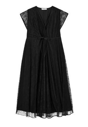 Robe midi en dentelle noire avec manches courtes, décolleté en V et ceinture à nouer à la taille, présentant une silhouette fluide et des détails en dentelle transparente.