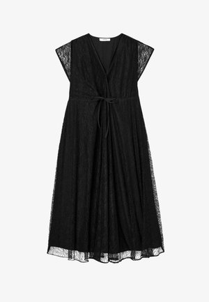 Robe midi en dentelle noire avec manches courtes, décolleté en V et ceinture à nouer à la taille, présentant une silhouette fluide et des détails en dentelle transparente.