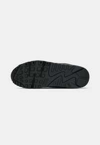 Sole di sneaker Nike, in gomma nera con un motivo testurizzato, caratterizzato da vari rettangoli e scanalature per migliorare la trazione. Incluso un dettaglio del logo discreto.