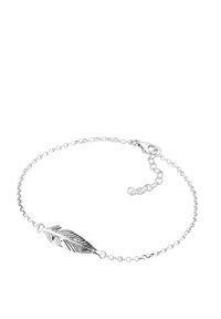 Silver bracelet med en delikat kedja och en fjäderberlock med detaljerad gravyr. Spänne och justerbar längd.