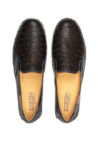 Zapatos negros sin cordones de cuero con diseños florales recortados, plantillas en contraste en color marrón claro y costuras en contraste a lo largo de los bordes.