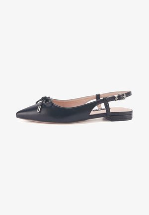 Sorte læder slingback flade sko med spids tå, tekstureret bånddetalje og lille metallisk accent. Lav blokhælhæm og åben bagdesign.