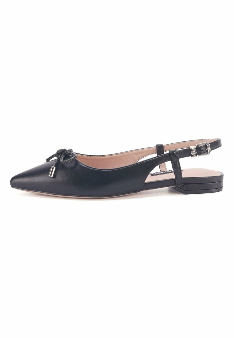 Mustad nahast slingback korterid terava varbaga, tekstureeritud sidumise detailiga ja väikese metallaktsendiga. Madal plokk konts ja avatud tagaosa disain.