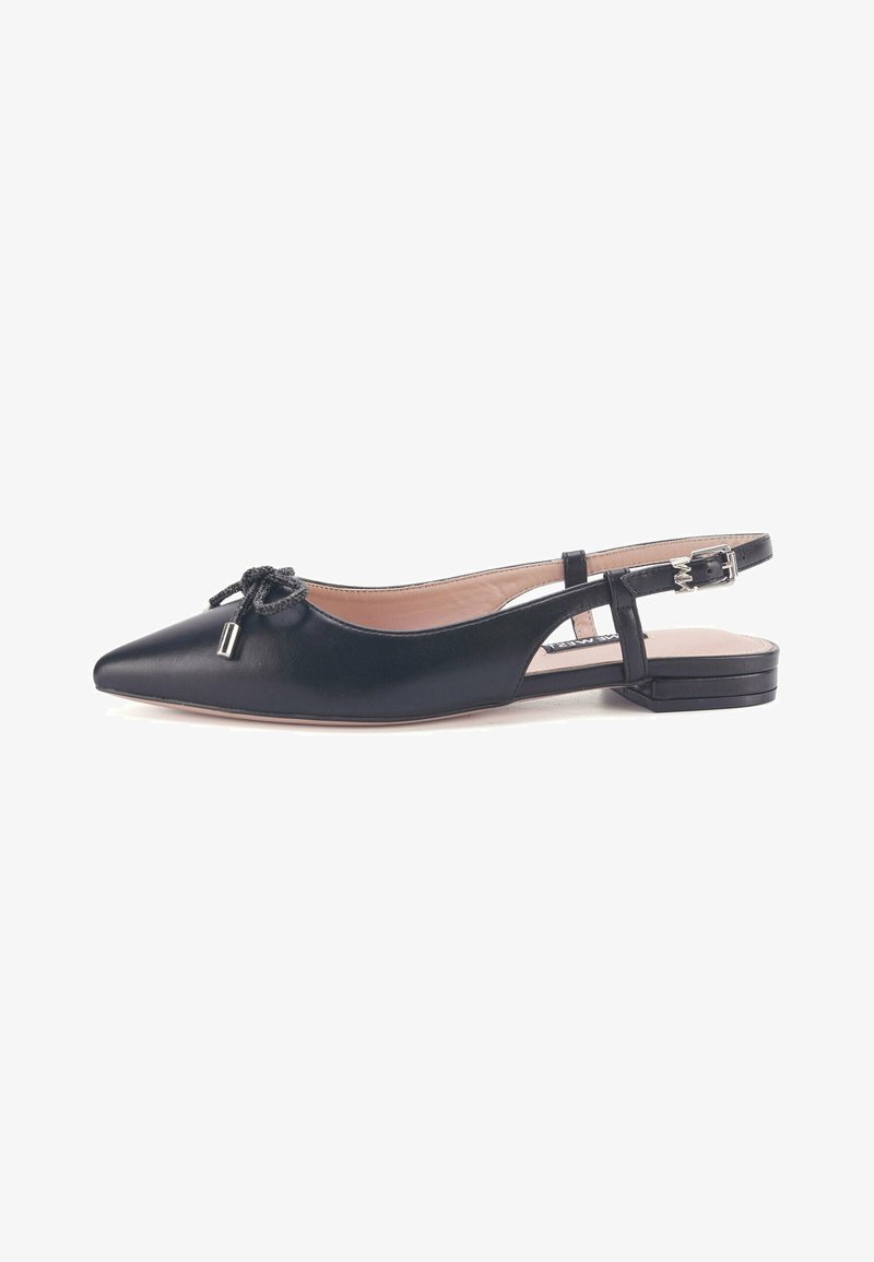 Mustad nahast slingback korterid terava varbaga, tekstureeritud sidumise detailiga ja väikese metallaktsendiga. Madal plokk konts ja avatud tagaosa disain.