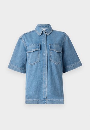 Blå denim kortærmet skjorte med krave, to brystlommer og knaplukning. Har en afslappet pasform og en falmet tekstur.