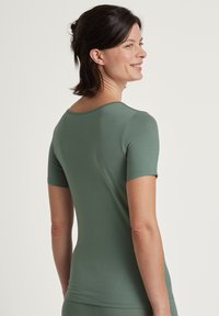 Groen, fitted top met korte mouwen, gemaakt van glad, lichtgewicht materiaal met een ronde halslijn en een naadloos ontwerp.