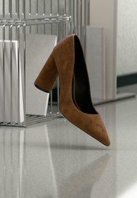 Nevybráno, medium brown