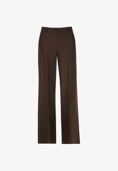 Pantaloni largi, de culoare maro, cu o textură netedă, având închidere prin buton la front, bucle pentru curea și detalii pliate pe partea din față.