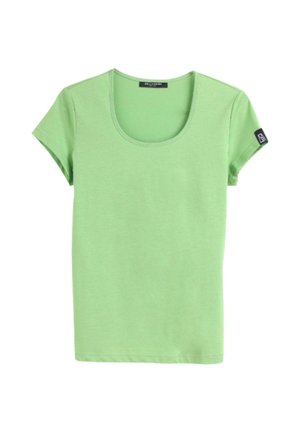 Schlichtes, hellgrünes T-Shirt mit kurzen Ärmeln, rundem Halsausschnitt und einem kleinen schwarzen Aufnäher am linken Ärmel, auf weißem Hintergrund.