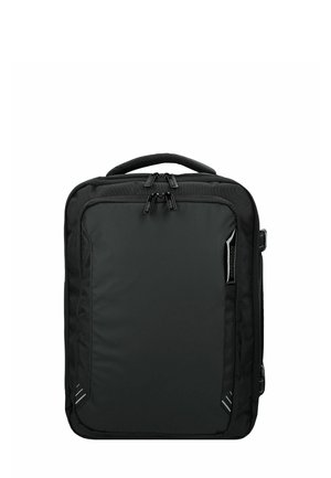 Zaino in nylon nero di forma rettangolare, dotato di doppia cerniera, maniglia imbottita, tasca laterale in rete e accenti riflettenti sottili sui lati.