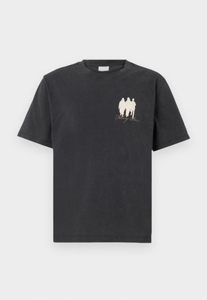 Camiseta de algodón negra con mangas cortas, que presenta un pequeño gráfico blanco de tres figuras y el texto "Falling Roses" en el lado izquierdo.