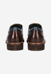 Chaussures en cuir marron avec des accents en cuir bleu. Talon arrondi et semelle texturée. Détails de couture le long des coutures et finition lisse.