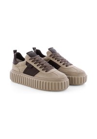 Baskets en suède beige avec des accents en cuir marron, semelles épaisses à côtes et lacets texturés. Elles disposent d'un col rembourré et d'un détail logo sur la languette.