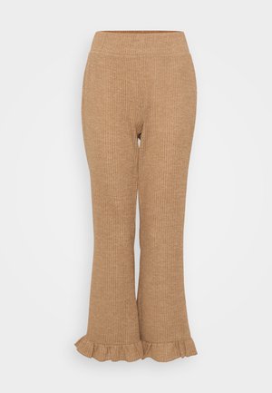 Calças malha canelada em castanho claro com fundo alargado e barra franzida. Cintura elástica para conforto. Textura uniforme em toda a peça.