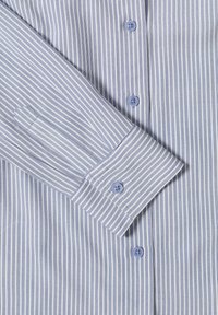 Camicia a righe blu chiaro realizzata in un mix di cotone, con chiusure a bottone, colletto a punta e vestibilità regolare con maniche lunghe.