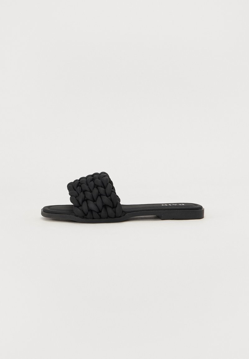 Schwarze flache Sandalen mit einem gewebten Riemendesign. Das Obermaterial weist eine geflochtene Textur auf, während die Sohle glatt und schmal ist.