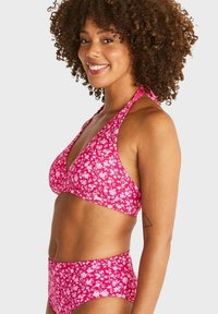 Rosa blommig bikini med halterneck-design, triangelsydd topp och högmidjad botten. Materialet är slätt med en subtil lyster.