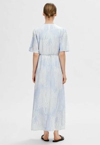 Dlouhé šaty s modro-bílými pruhy, krátkými rukávy, páskem v pase a volným střihem. Vyrobené z lehkého materiálu s hladkou texturou.