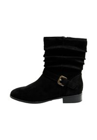 Las botas de tobillo de ante negro presentan un diseño arrugado, una suela plana y un acento de hebilla dorada en el lateral, brindando una apariencia texturizada.