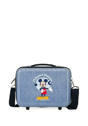 Pequeña maleta azul con textura con ilustración de Mickey Mouse vistiendo pantalones cortos rojos y zapatos amarillos, texto "celestial dreamer," y correa negra ajustable.