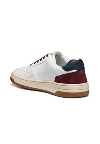 Zapatilla blanca de cuero con acentos en burdeos y azul marino, que presenta un talón texturizado, punta redonda, cordones tonales y una suela de goma marrón contrastante.