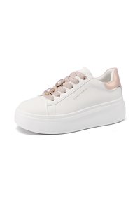 Sneakers bianchi con una parte superiore testurizzata, accenti rosa pallido, lacci decorativi e una spessa suola piatta bianca. Logo stampato sul lato.