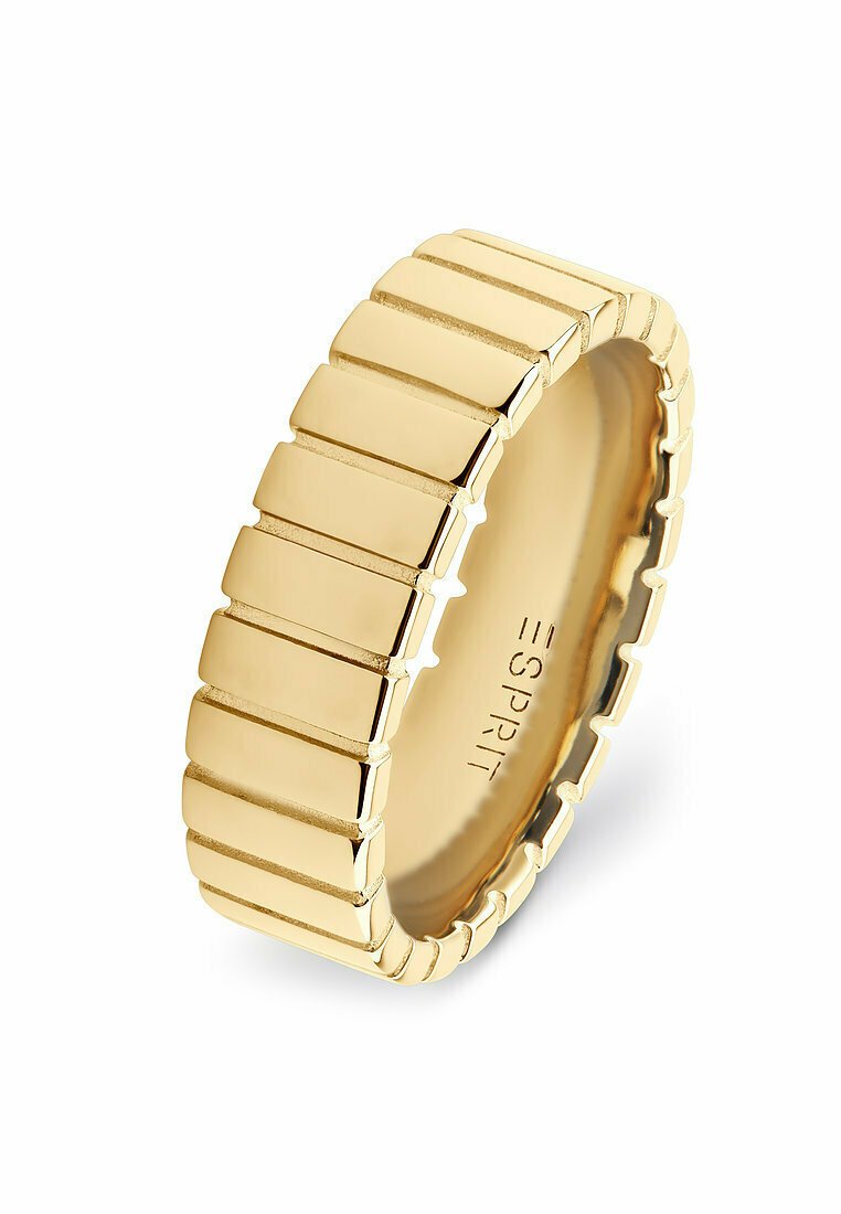 Goldfarbener Ring mit einem geriffelten, rechteckigen Design, ausgestattet mit einem glatten Innenband und einer eingravierten Marke im Inneren.