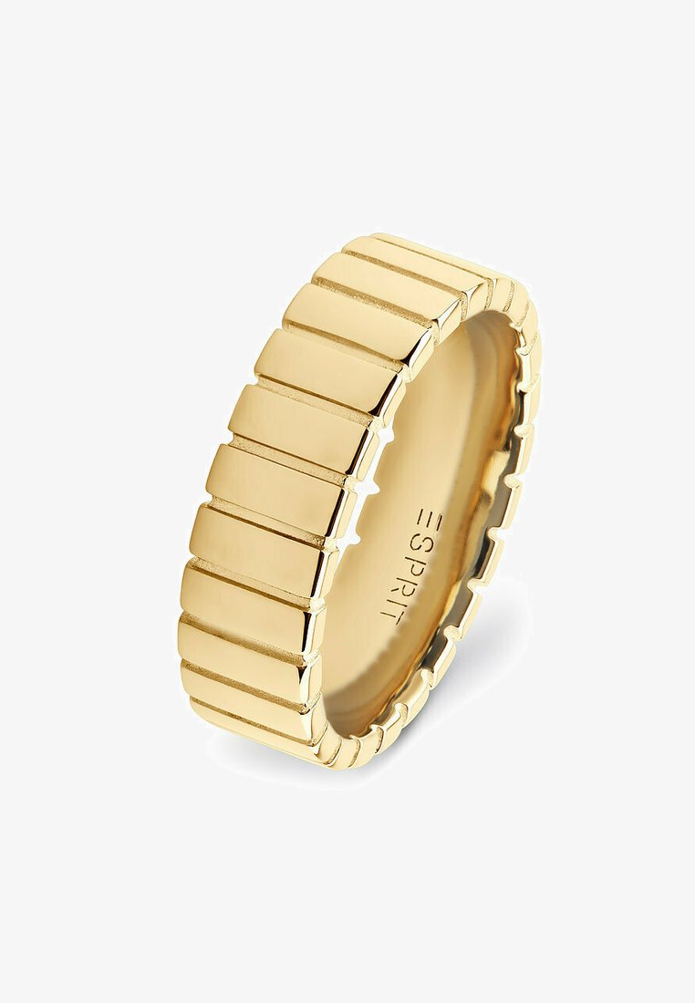 Goldfarbener Ring mit einem geriffelten, rechteckigen Design, ausgestattet mit einem glatten Innenband und einer eingravierten Marke im Inneren.