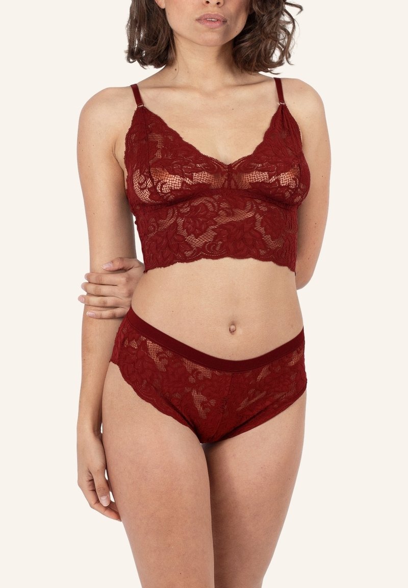 Bordeaux kleurige kanten bralette en bijpassende slipjes, met bloemenpatronen, verstelbare banden en een zachte tailleband. Doorzichtig textuur versterkt het ontwerp.