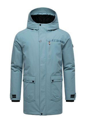 Chaqueta parka impermeable de color azul claro con capucha, bolsillo en el pecho con cremallera, dos bolsillos frontales y detalles en negro en los puños.