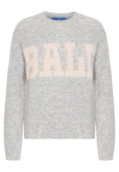 Lys grå strikket genser med en fluffy tekstur og bold kremfarget "BALI" trykk på brystet. Rund hals, lange ermer, avslappet passform.