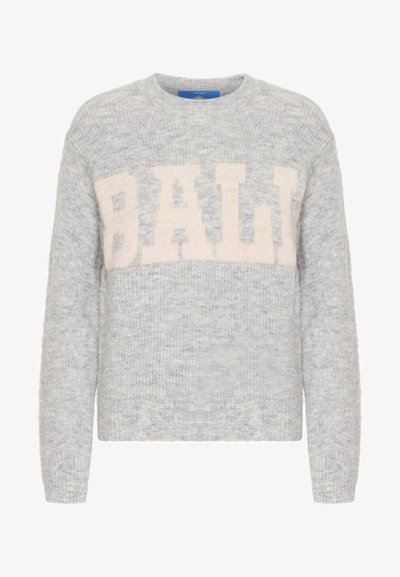 Heledatud hall lõngast kootud sviiter, millel on soe tekstuur ja julged kreemjad "BALI" tähistused rinna kohal. Ümar kaelus, pikad varrukad, lõdvestunud istuvus.