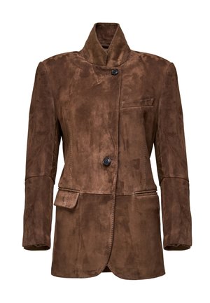 Ruskea mokkanahkainen bleiseri korkealla kauluksella, kaksi mustaa nappia, kaksi alaosassa olevaa taskua ja yksi rintatasku, valkoista taustaa vasten.