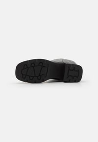 Even&Odd Batai su platforma - black
