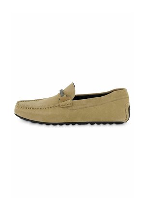 Beige Wildleder-Mokassin mit einer runden Zehenpartie, gestickten Details und einem dekorativen Riemen. Schwarze Gummisohle für guten Halt.