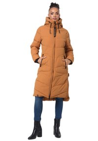 Lang puffet frakke i orange-brun, quilted design med høj krave, justerbare snore, to frontlommer og sorte lynlåsdetaljer.