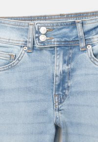 Jeans in denim azzurro chiaro a vita alta, con bottoni d'argento, cuciture a contrasto e un classico design a cinque tasche.