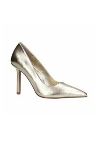 Pompe à talons hauts en métal doré avec un bout pointu, une surface lisse et un talon mince. L'intérieur présente une couleur claire contrastante.