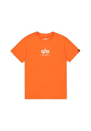 Oranges Baumwoll-T-Shirt mit Rundhalsausschnitt. Es hat ein weißes Grafik-Logo auf der Brust und ein kleines schwarzes Etikett am linken Ärmel.