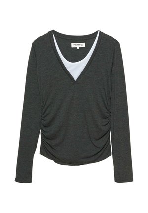 Maglia a maniche lunghe in tessuto grigio scuro con scollatura a V. Presenta un effetto a strati con un sottogonna bianca e dettagli arricciati ai lati.