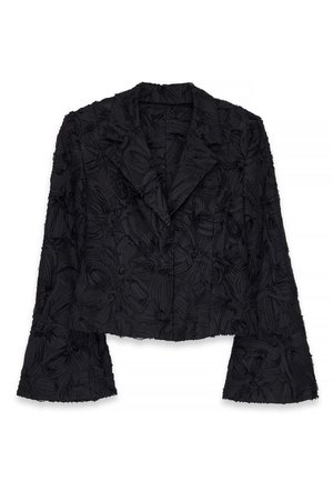 Zwart cropped blazer met een gevarieerd patroon, grote revers en klokmouwen. Het materiaal heeft een rafelige afwerking, wat diepte aan het ontwerp toevoegt.