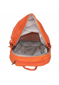 Oranje rugzak met een driehoekig ontwerp, ritssluiting, grijze nylon binnenkant en een zijhandgreep voor gemakkelijk vervoer.