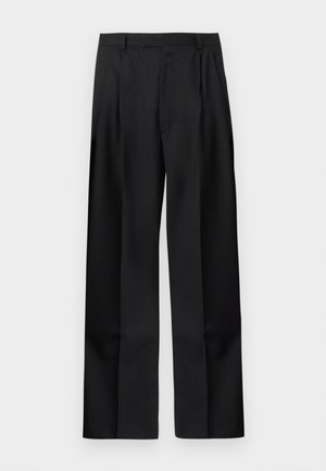 Schwarze, maßgeschneiderte, gerade geschnittene Hose mit Gürtelschlaufen, vorderem Reißverschluss und Seitentaschen vor weißem Hintergrund.