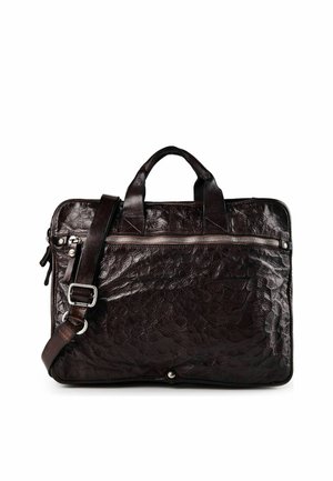 Mallette en cuir texturé marron foncé avec doubles poignées, poche avant zippée et bandoulière réglable avec boucle métallique.