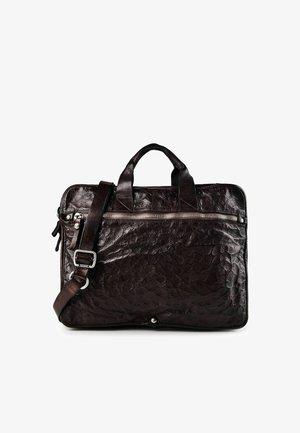 Valigetta in pelle marrone scuro con texture, doppie maniglie, tasca frontale con cerniera e tracolla regolabile con fibbia in metallo.