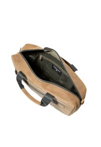 Borsa in pelle tan con chiusura a zip. Presenta un interno in tessuto verde, una piccola tasca con zip e moderne cinghie nere.
