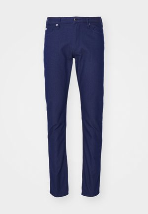 Temno modri slim-fit džinsi iz denima, z gumbom za zapiranje, petimi žepi in subtilno teksturo z gladkim zaključkom.