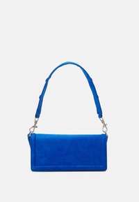 Blå mockaväska med en platt rektangulär form, med en texturerad yta och en smal axelrem som är fäst med metallbeslag.