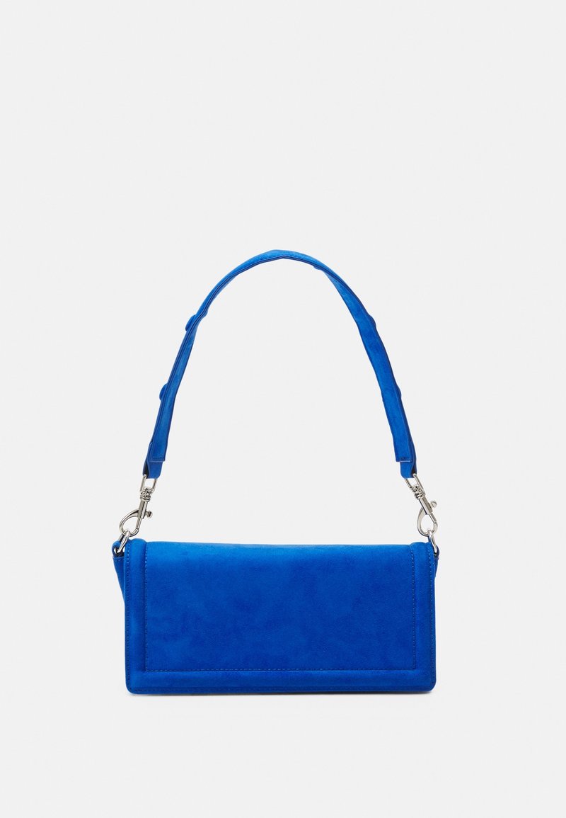 Blå mockaväska med en platt rektangulär form, med en texturerad yta och en smal axelrem som är fäst med metallbeslag.