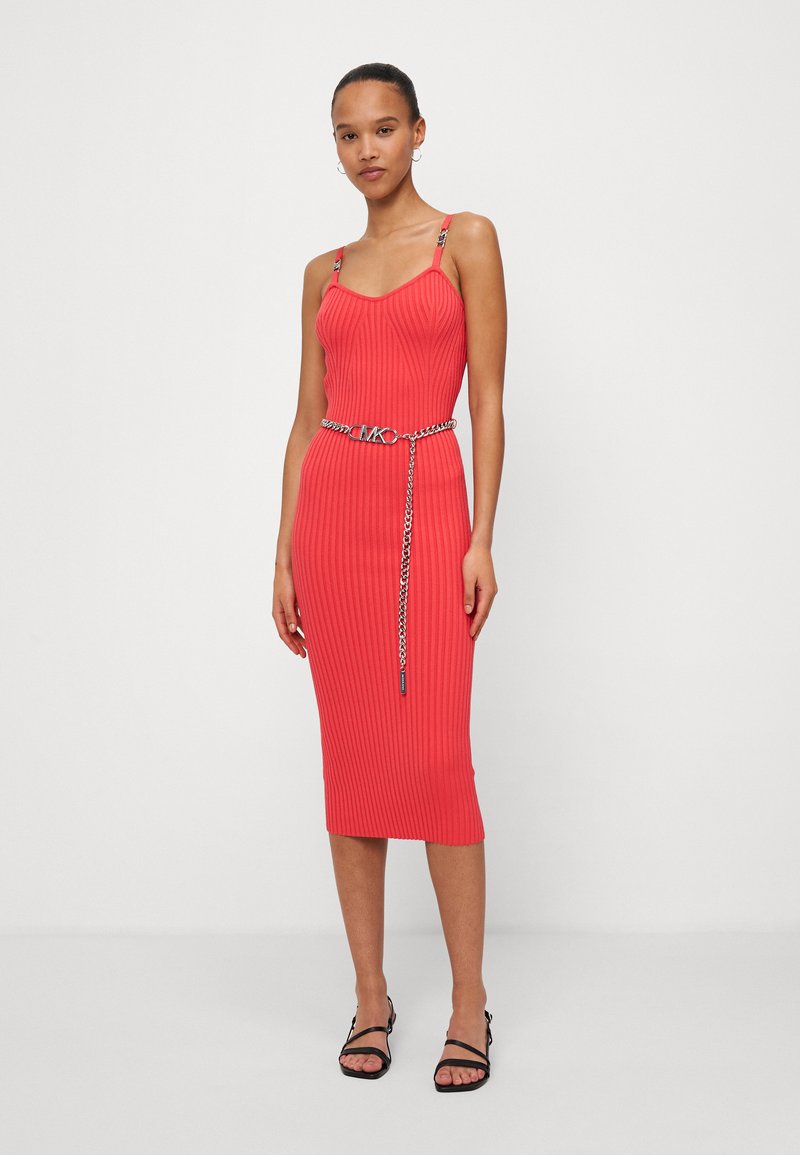 Ripp-midi-Kleid in Koralle, mit verstellbaren Trägern und einem silbernen Kettengürtel, in figurbetonter Silhouette und glatter Textur.